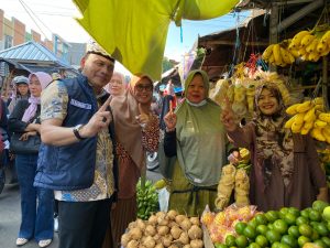 Calon Walikota Metro Bambang Imam Santosa didampingi oleh istrinya Eni Sumiyati akrab bersama PKL di Kawasan pasar Kota Metro (Foto: doc) 