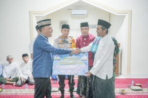 Walikota Metro menyerahkan bantuan AC kepada ketua Takmir Masjid Abu Bakar Ash Sidiq