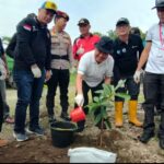 Gandeng PWI, Pemkab Tanggamus Gelar Bersih Sungai dan Penanaman Pohon