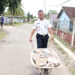 Permudah Akses Masyarakat dengan Perbaiki Jalan, Lapas Kotaagung Laksanakan ‘Korve’