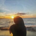 ‎Winarni ‘Dalang’ Kematian Oknum Kabid DPMPTSP Tanggamus  ‎ ‎TANGGAMUS — Jika merunut kasus meninggalnya Kepala Bidang Perizinan, Dinas Penanaman Modal dan Pelayanan Terpadu Satu Pintu (DPMPTSP) Kabupaten Tanggamus, pada Minggu 1 Maret 2025, sosok seorang wanita yang diketahui sedang bersama korban saat kejadian tidak bisa dilepaskan sebagai ‘dalang’ dari kejadian naas tersebut. Apapun dalihnya, keberadaan sang wanita bersama korban pada momen tragis itu bakal menjadi kunci mengungkap kasus ini.  ‎ ‎Seperti ramai diberitakan, Kepala Bidang Perizinan, Dinas Penanaman Modal dan Pelayanan Terpadu Satu Pintu (DPMPTSP) Kabupaten Tanggamus ditemukan meninggal dunia diruang kerjanya pada Minggu 1 Maret 2026. Saat kejadian korban rupanya sedang bersama dengan seorang wanita bernama Winarni yang diketahui sebagai seorang pegawai berstatus PPPK di Sekretariat DPRD Tanggamus. Dugaan mengarah pada konsumsi obat kuat yang menyebabkan korban mengalami over dosis (OD) hingga meninggal dunia.  ‎ ‎Dari informasi yang beredar, diketahui jika dalam pertemuan pada hari Minggu (1/3) tersebut, korban yang diketahui memiliki riwayat penyakit jantung mengkonsumsi obat kuat hingga mengalami sesak nafas. Mengetahui kondisi semakin memburuk, Winarni yang bersama korban coba memberikan pertolongan pertama, namun kondisi tidak kunjung membaik hingga korban dinyatakan meninggal dunia.  ‎ ‎Hingga naskah ini dilansir, pihak Kepolisian belum memberikan keterangan resmi terkait penyebab pasti kematian korban. Aparat masih melakukan pendalaman, termasuk kemungkinan adanya faktor medis yang memicu meninggalnya korban. ‎ ‎Selain itu, kendati belum ada pernyataan resmi dari pihak-pihak terkait, santer tersiar soal hubungan khusus antara korban dengan Winarni yang mengarah pada dugaan perselingkuhan yang melatarbelakangi kejadian naas tersebut.  ‎ ‎Bahkan dari keterangan sumber media ini, disebutkan jika antara Winarni dan korban sudah memiliki panggilan khusus yang menerangkan hubungan terlarang diantara keduanya. “Kalau kita lihat dari bukti screenshot chat antara Winarni dengan korban, panggilan diantara mereka berdua sudah ‘Papi-Mami’ yang menunjukan bagaimana intim hububgan diantara mereka,” cetus sumber.  ‎ ‎Atas kejadian tersebut, pihak keluarga korban maupun pihak Winarni belum memberikan keterangan apapun kepada media. Sementara itu, sejumlah rekan kerja menyatakan terkejut atas peristiwa mengejutkan tersebut. Hingga saat ini, persoalan yang terjadi masih dalam penyelidikan lebih lanjut dari pihak berwajib guna memastikan penyebab kematian secara medis serta memastikan tidak adanya unsur pidana dalam peristiwa tersebut.  ‎ ‎Bahkan ketika awak media ini coba menghubungi Winarni belum mendapat jawaban, beberapa kali coba disambangi di kantornya juga tidak berhasil ditemukan. (Halimi jaya)