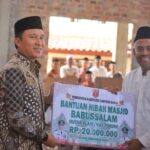 Safari Ramadhan di Way Tenong, Parosil Mabsus Indahkan Usulan Masyarakat Perbaiki Jalan Putus.